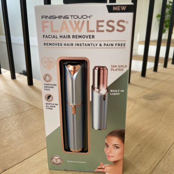 FLAWLESS Facial Hair remover - Picture 2 of 3